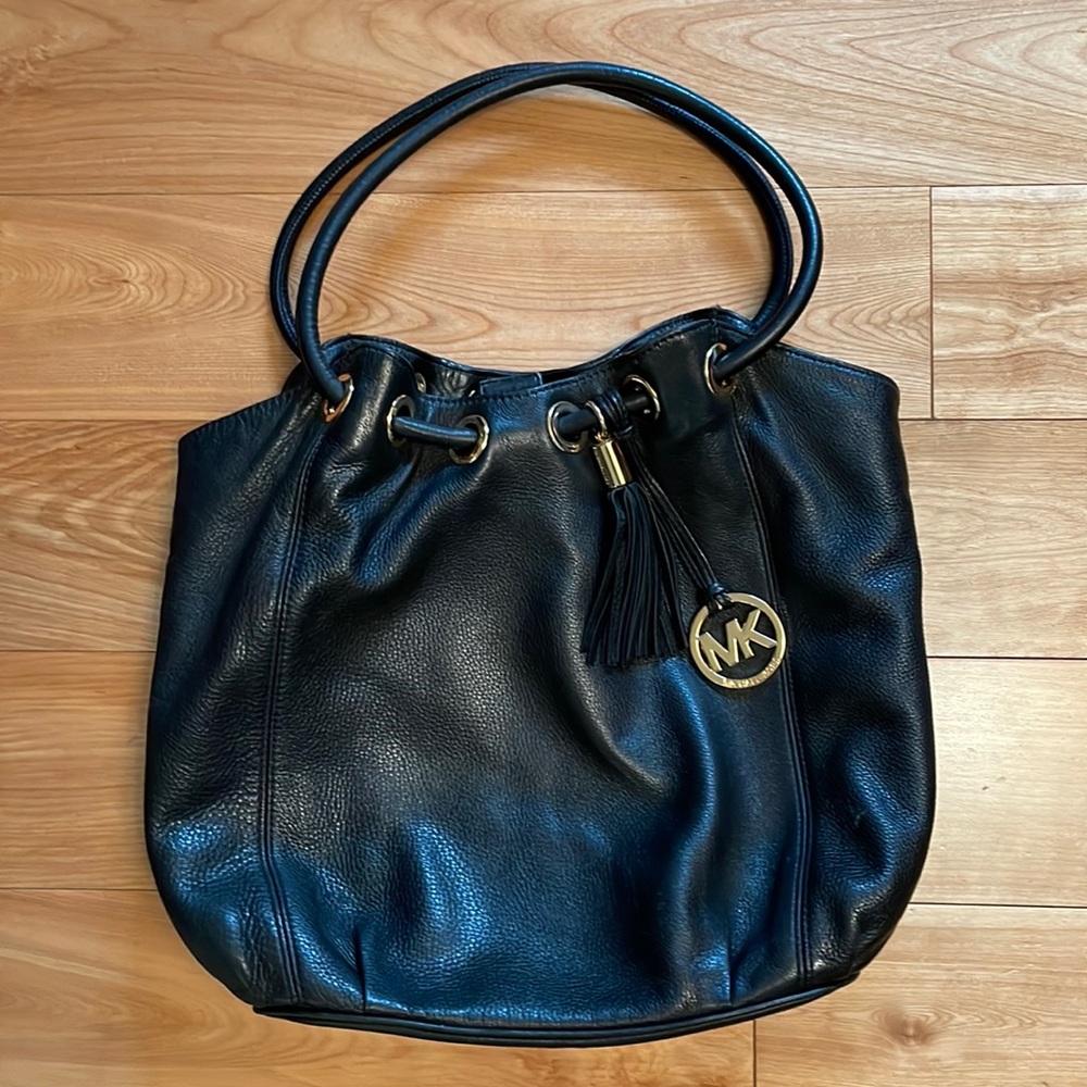Micheal Kors black leather bag. Good condition.